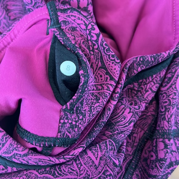 Lululemon 17” Outrun Crops in Fuchsia Paisley Sz 8 - Picture 4 of 12